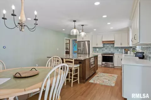 Kitchen - 2996 Hazlett Rd, Springfield, IL 62707 photo 4 of 6