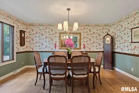 Dining - 2996 Hazlett Rd, Springfield, IL 62707 photo 1 of 3