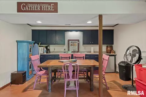 Dining - 2996 Hazlett Rd, Springfield, IL 62707 photo 3 of 3