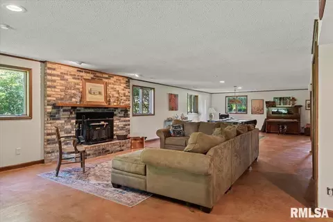 Living - 2996 Hazlett Rd, Springfield, IL 62707 photo 2 of 2