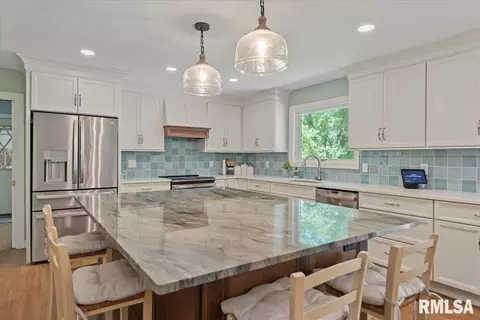 Kitchen - 2996 Hazlett Rd, Springfield, IL 62707 photo 5 of 6