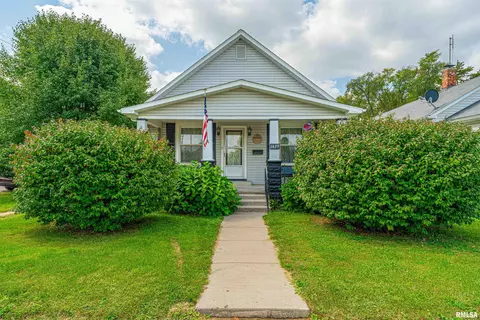 1429 Pekin St, Lincoln, IL 62656