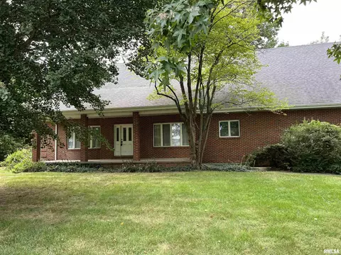 105 Nansarah Dr, Jacksonville, IL 62650