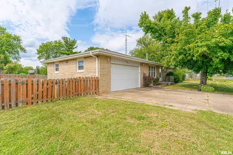201 S Elm St, Williamsville, IL 62693