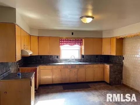 Kitchen - 1905 S 13th St, Springfield, IL 62703 photo 2 of 2