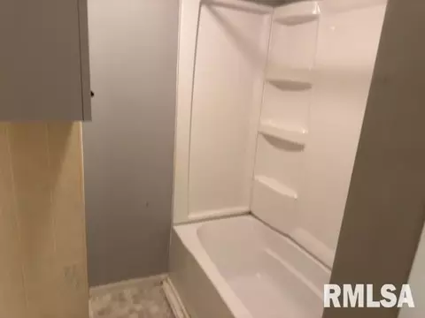 Bath - 1905 S 13th St, Springfield, IL 62703 photo 1 of 1