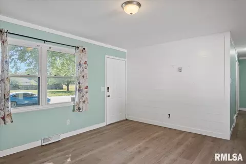 Living - 2069 Hastings Rd, Springfield, IL 62702 photo 2 of 2
