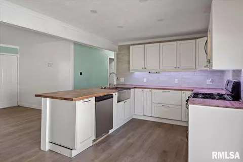 Kitchen - 2069 Hastings Rd, Springfield, IL 62702 photo 2 of 2