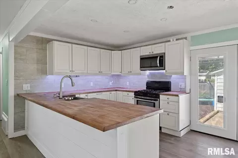 Kitchen - 2069 Hastings Rd, Springfield, IL 62702 photo 1 of 2