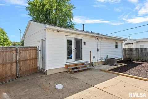 Exterior - 2069 Hastings Rd, Springfield, IL 62702 photo 2 of 3