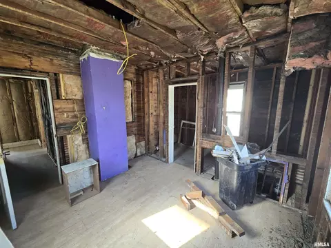 Entry Way - 106 E Jackson St, Abingdon, IL 61410 photo 2 of 3