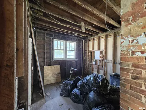 Entry Way - 106 E Jackson St, Abingdon, IL 61410 photo 1 of 3