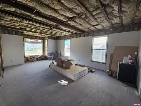 Living - 106 E Jackson St, Abingdon, IL 61410 photo 1 of 1
