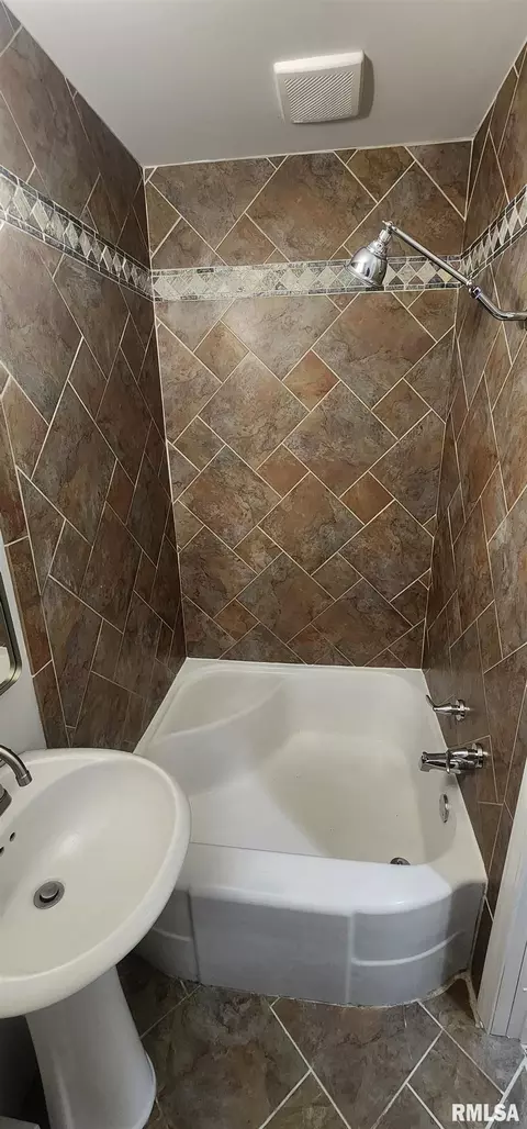 Bath - 1328 N 3rd St, Springfield, IL 62702 photo 3 of 6