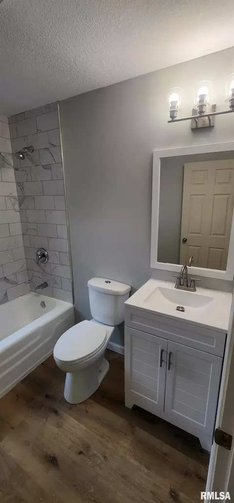 Bath - 1328 N 3rd St, Springfield, IL 62702 photo 5 of 6