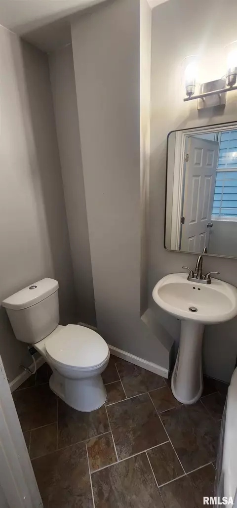Bath - 1328 N 3rd St, Springfield, IL 62702 photo 1 of 6