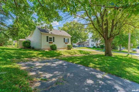 Exterior - 121 W Wayne St, Mount Pulaski, IL 62548 photo 1 of 4