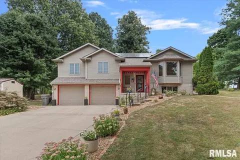 18 Lake Shore Dr, Pana, IL 62557