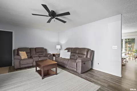 Living - 14358 Prairie Trl, Athens, IL 62613 photo 1 of 3