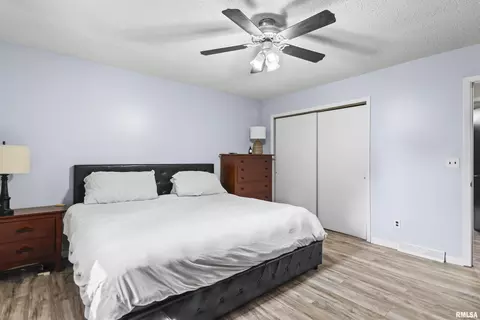 Bedroom - 14358 Prairie Trl, Athens, IL 62613 photo 1 of 5