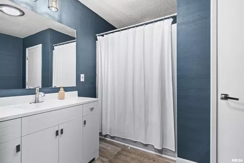 Bath - 14358 Prairie Trl, Athens, IL 62613 photo 1 of 2