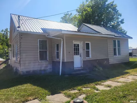 105 W Wood St, Camp Point, IL 62320