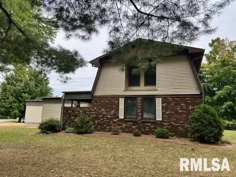 2 Springwater Dr, Jacksonville, IL 62650