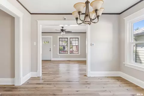 Entry Way - 209 E Spruce St, Springfield, IL 62704 photo 1 of 2