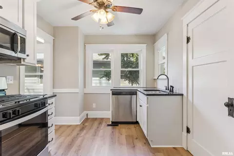 Kitchen - 209 E Spruce St, Springfield, IL 62704 photo 1 of 2