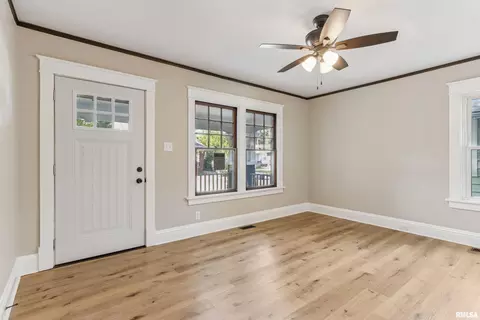 Living - 209 E Spruce St, Springfield, IL 62704 photo 2 of 3