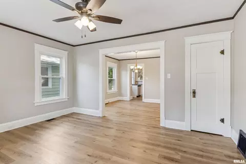 Living - 209 E Spruce St, Springfield, IL 62704 photo 1 of 3
