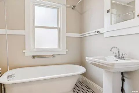 Bath - 209 E Spruce St, Springfield, IL 62704 photo 1 of 1