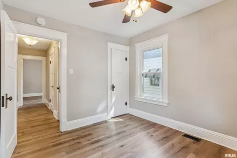 Entry Way - 209 E Spruce St, Springfield, IL 62704 photo 2 of 2