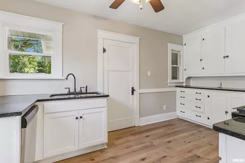 Kitchen - 209 E Spruce St, Springfield, IL 62704 photo 2 of 2
