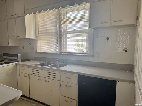 Kitchen - 1915 S 6th St, Springfield, IL 62703 photo 1 of 1