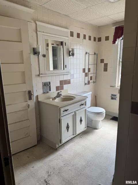 Bath - 1915 S 6th St, Springfield, IL 62703 photo 1 of 1