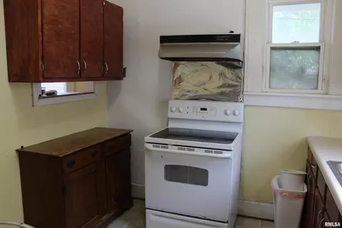 Kitchen - 1509 S Macarthur Blvd, Springfield, IL 62704 photo 2 of 3