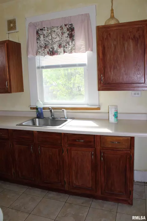 Kitchen - 1509 S Macarthur Blvd, Springfield, IL 62704 photo 1 of 3