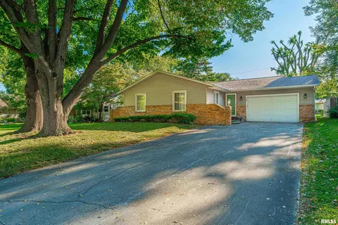 14 Houser Ct, Lincoln, IL 62656