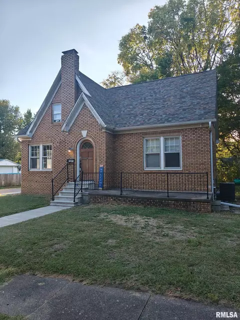 730 N Cedar St, Galesburg, IL 61401