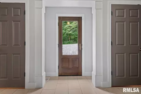 Entry Way - 2031 Outer Park Dr, Springfield, IL 62704 photo 5 of 7