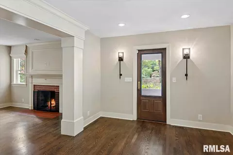 Entry Way - 2031 Outer Park Dr, Springfield, IL 62704 photo 3 of 7