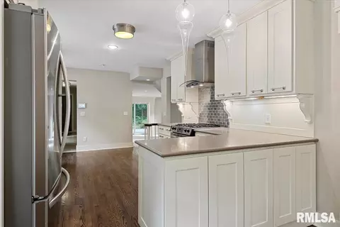 Kitchen - 2031 Outer Park Dr, Springfield, IL 62704 photo 1 of 2