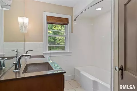 Bath - 2031 Outer Park Dr, Springfield, IL 62704 photo 2 of 3