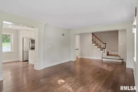 Living - 2031 Outer Park Dr, Springfield, IL 62704 photo 4 of 8