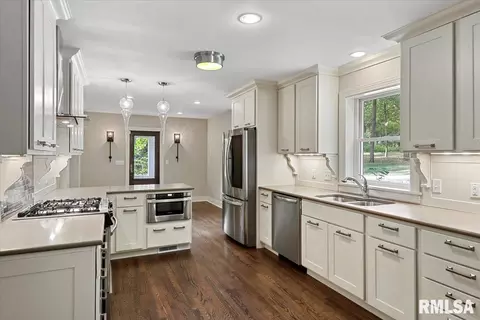 Kitchen - 2031 Outer Park Dr, Springfield, IL 62704 photo 2 of 2