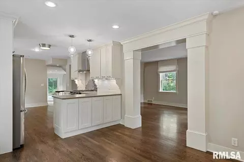 Entry Way - 2031 Outer Park Dr, Springfield, IL 62704 photo 2 of 7