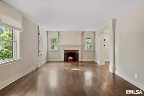 Living - 2031 Outer Park Dr, Springfield, IL 62704 photo 2 of 8