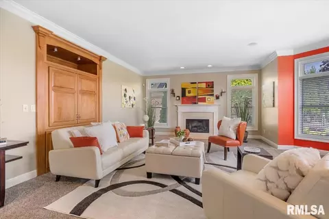 Living - 4712 Bears Paw Ct, Springfield, IL 62711 photo 3 of 6