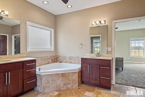 Bath - 3704 Crystal Spring Dr, Springfield, IL 62711 photo 2 of 4